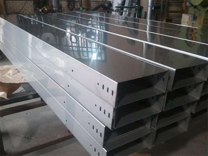 在進行電纜橋架接地工程應符合哪些要求？